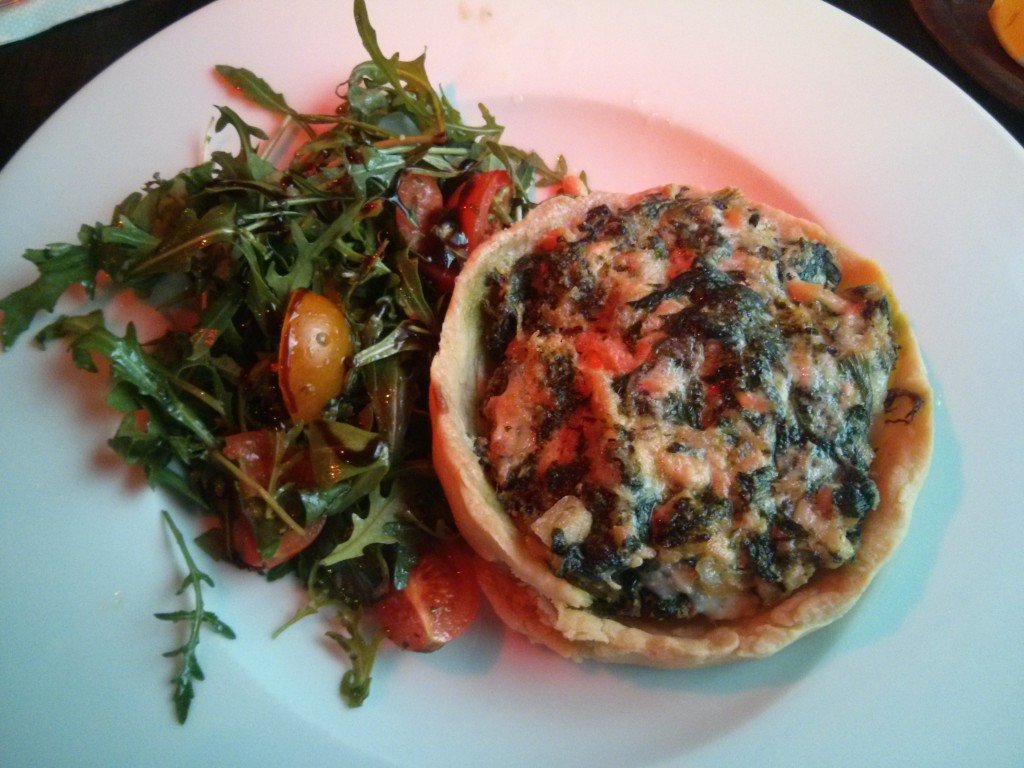 Köstliches Lachs-Quiche mit Rucola-Tomatensalat